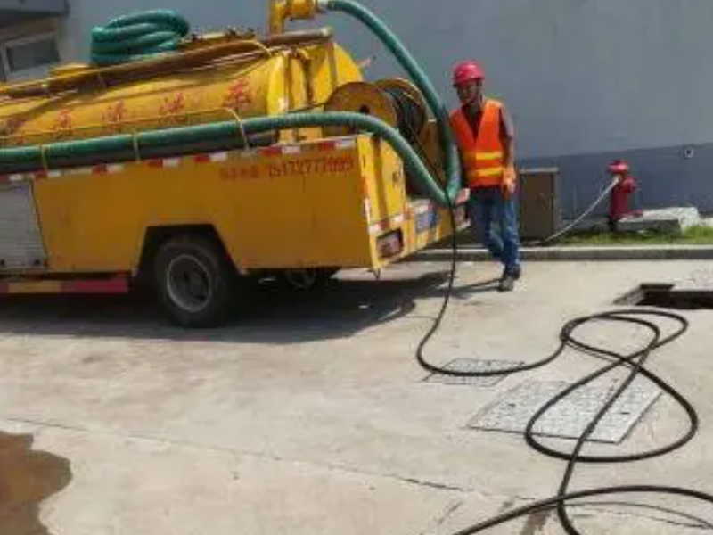 五华区翠湖南路清理化粪池 疏通下水道、改造独立水管