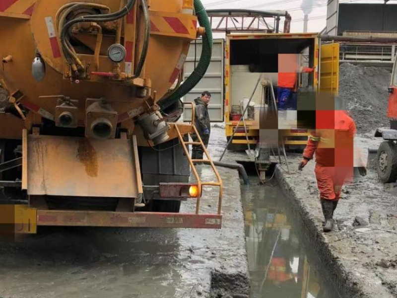 五华区滇缅大道快速抽污水，隔油池清理清掏污水井